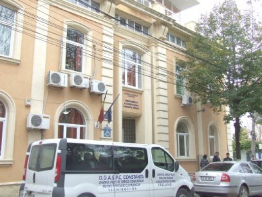 A spart geamurile de la Protecţia Copilului, fiindcă nu i s-a permis să-şi vadă copilul